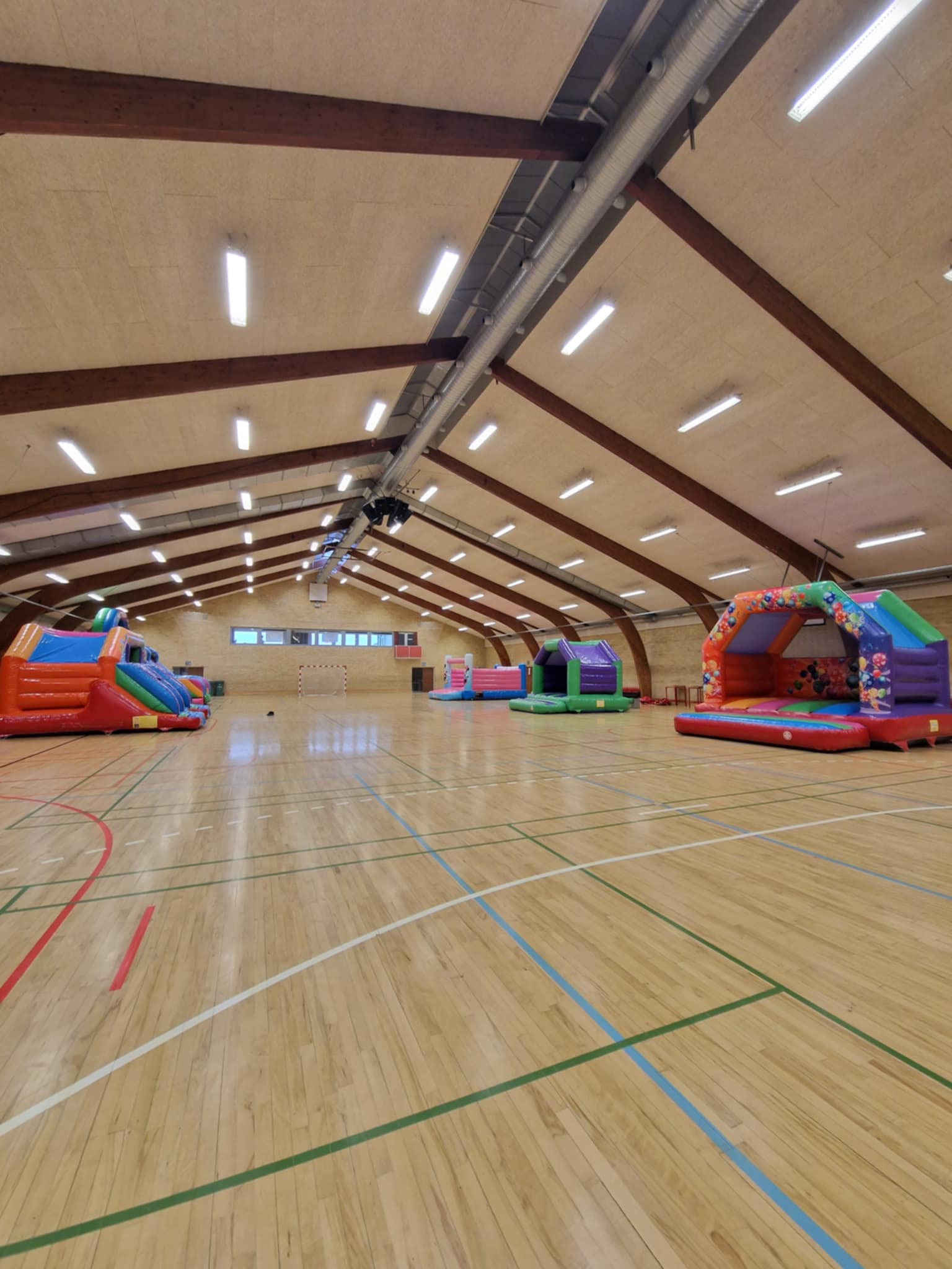 Overblik over hoppeborge i en stor hal