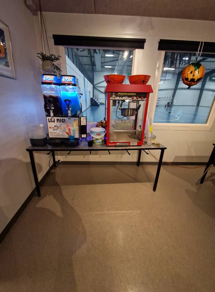 Popcornmaskine og slushicemaskine klar til fest